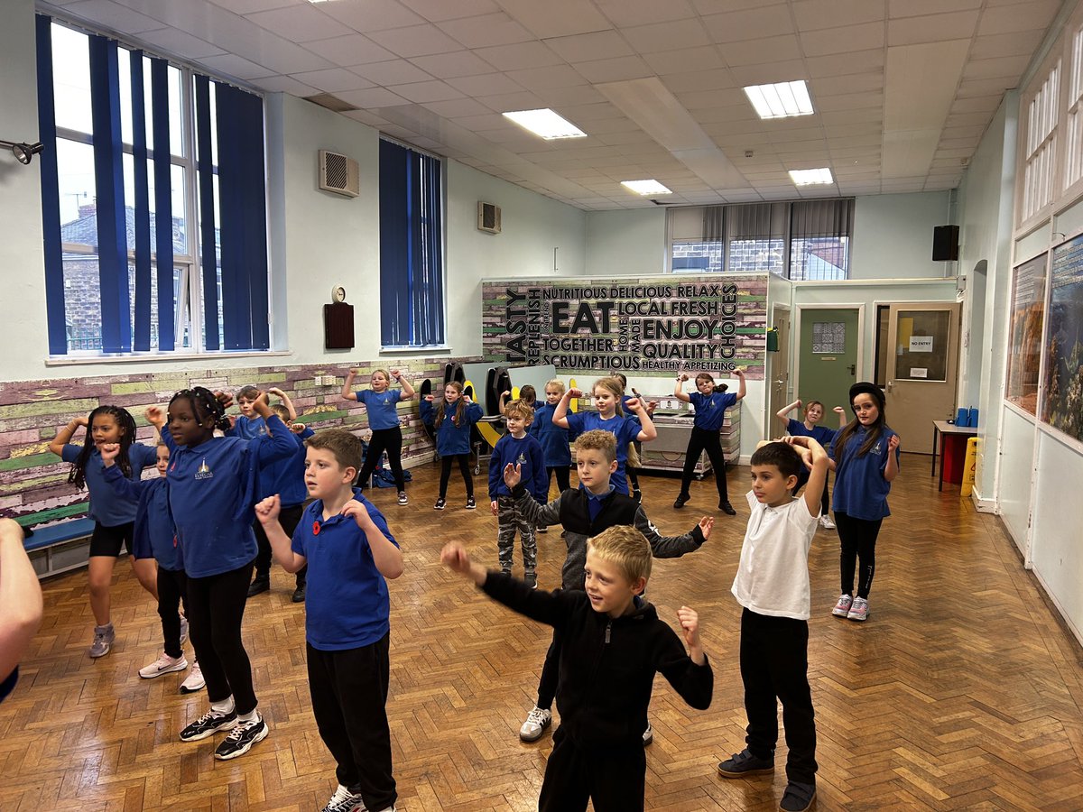 fitzwilliamY3's tweet image. We’ve got the moves in year 3. Showing off our dancing skills.