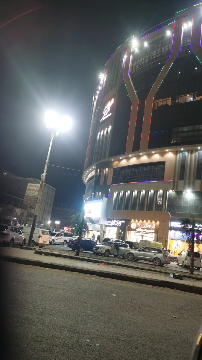 نحييكم من البيرق مول بعد انقطاع لفتره من التويتر