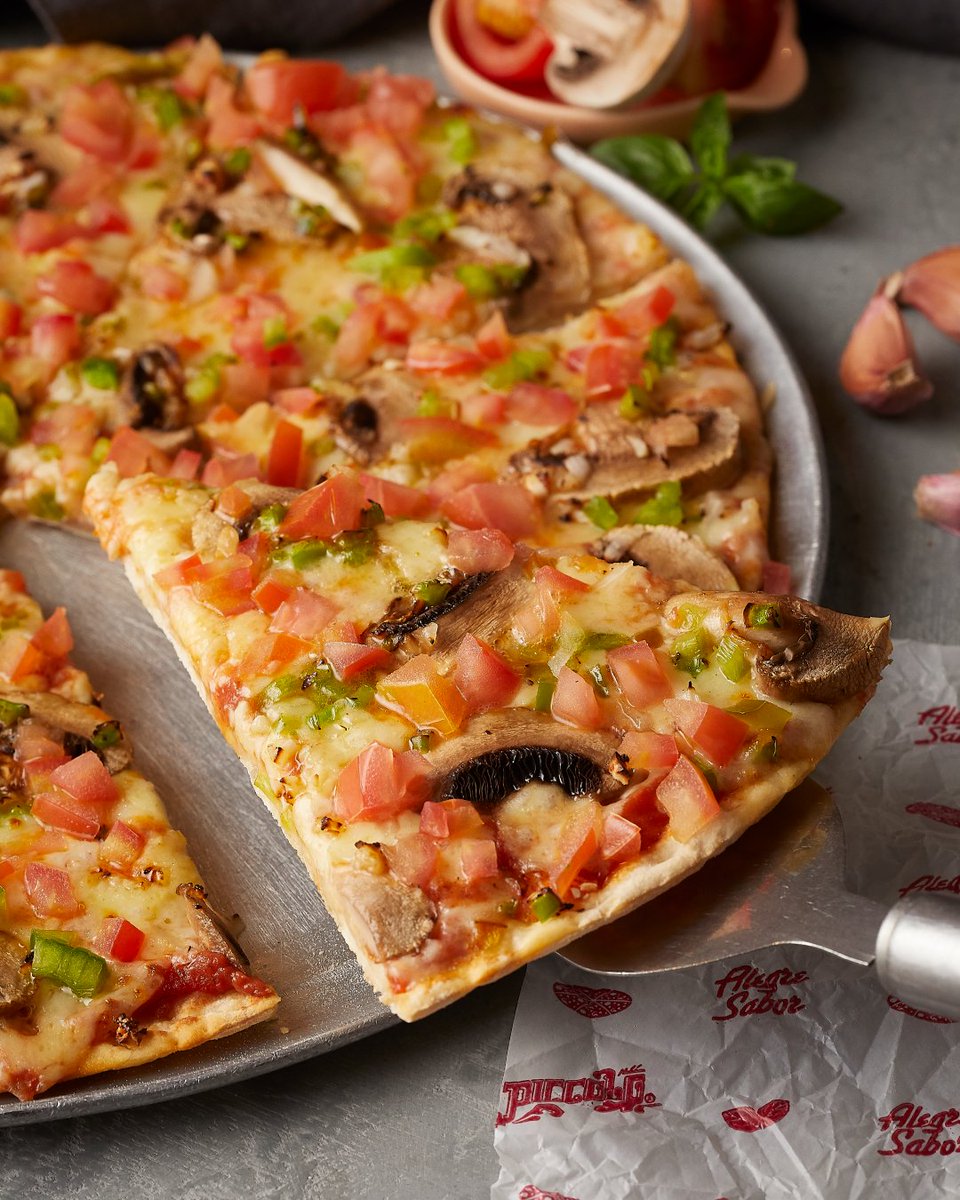 pizzaspiccolo's tweet photo. ¿Qué tal una Pizza de Vegetales para darle alegría al viernes? ¡Pídela ya y disfruta de los sabores más frescos del campo! Base delgada y crocante, exclusiva salsa napolitana, queso mozzarella y los frutos del campo [frescos tomates, pimentón, cebolla, ajo y ricos champiñones]. https://t.co/bwONBXEBdz