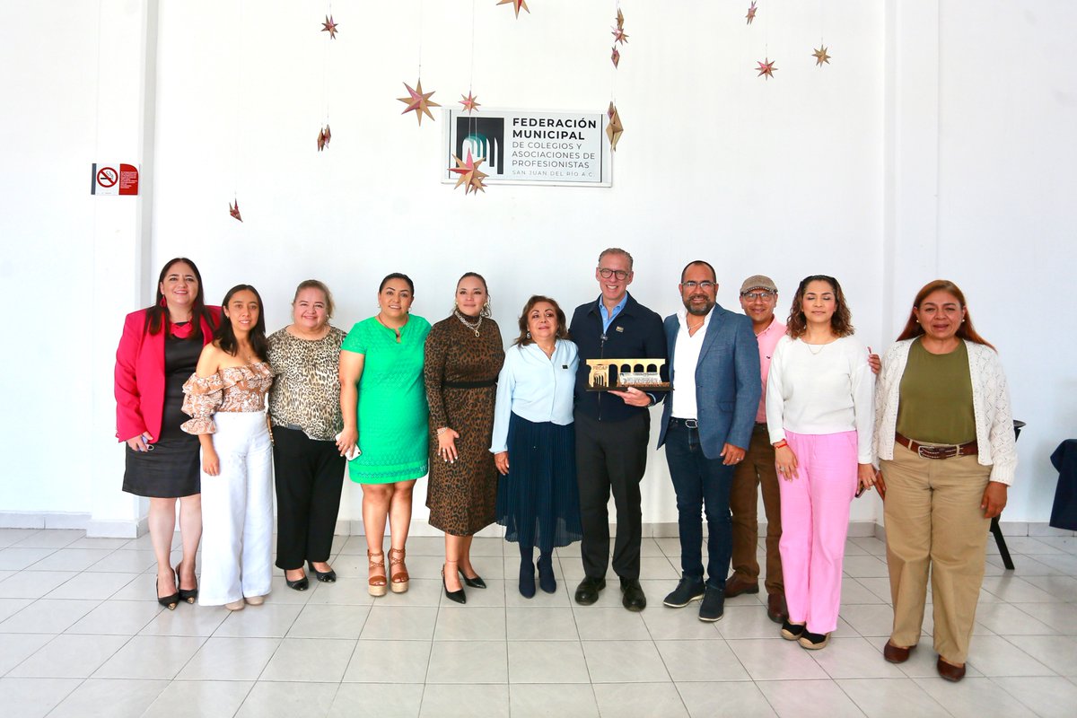 SEDESUQro's tweet photo. El secretario @mdelprete se reunió con integrantes de la #FECAP de San Juan del Río, donde compartió las estrategias y acciones que se promueven desde la #SEDESU para fomentar el crecimiento económico a través del cuidado del medio ambiente. #CONTIGO https://t.co/8u7yXUc6fO