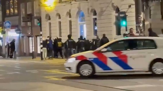 Sobre as violências antissemitas em Amsterdã na noite do 7 de novembro de 2024

Ao longo da história, atos e assassinatos antissemitas foram realizados sob o pretexto de "boas razões". Hoje, essa justificativa se apresenta como a "libertação da Palestina". Não nos enganemos: