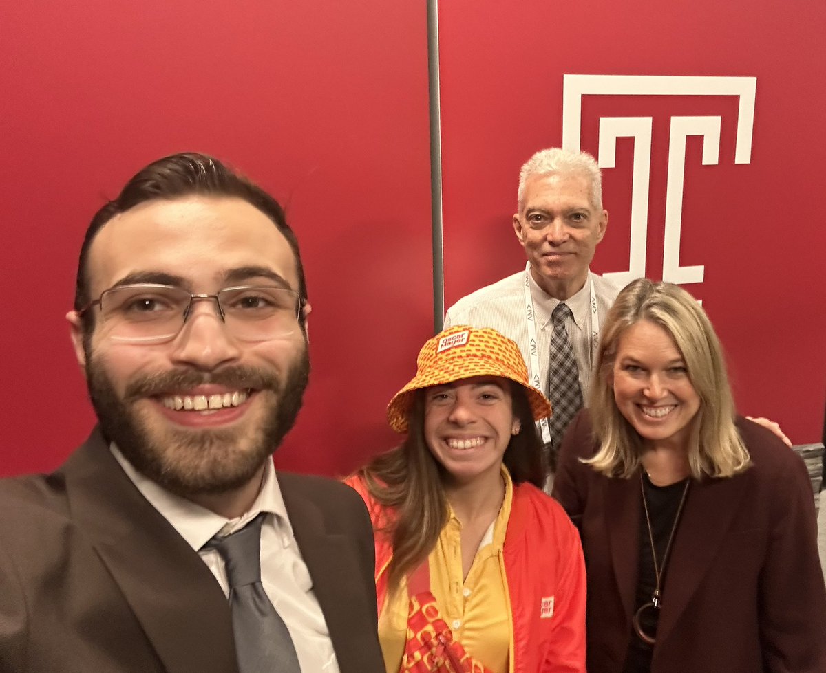 A #QuickSelfie with the bun-derful #hotdogger #RelishingRiley 🌭🌭🌭

#relishriley #YDW?! #podcast