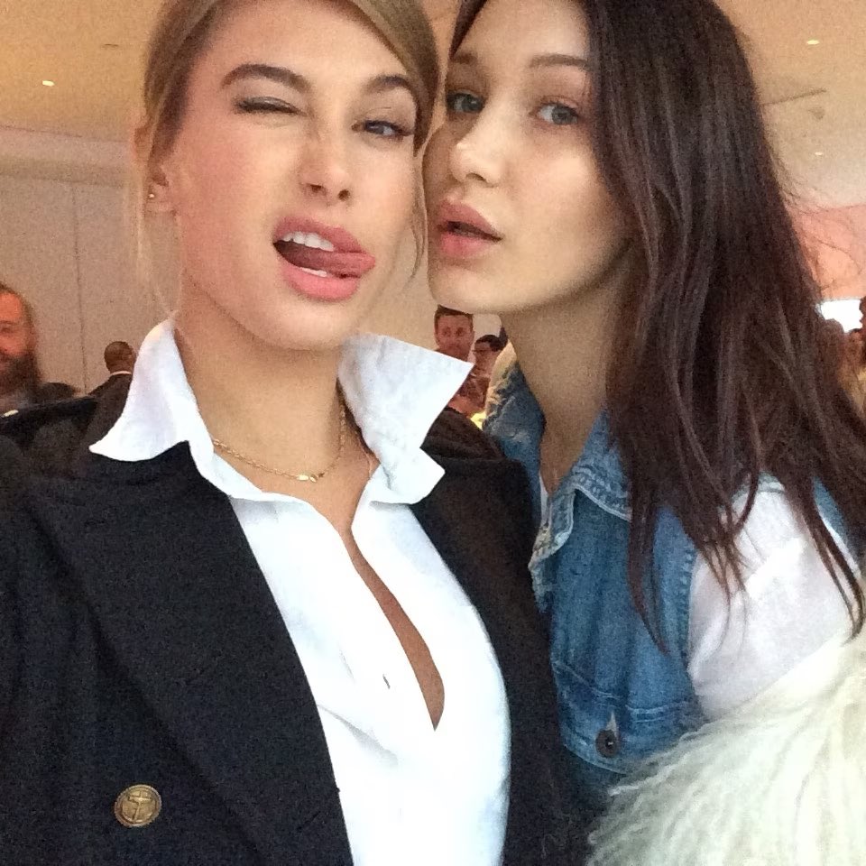 BellaHadidBra's tweet photo. “Minha mais apoiadora amável generosa linda mamãe coelho te amo até a lua. E nós estamos combinando em Window2Soul hoje.” - Bella Hadid via Instagram Stories. https://t.co/uccnfs7AAL