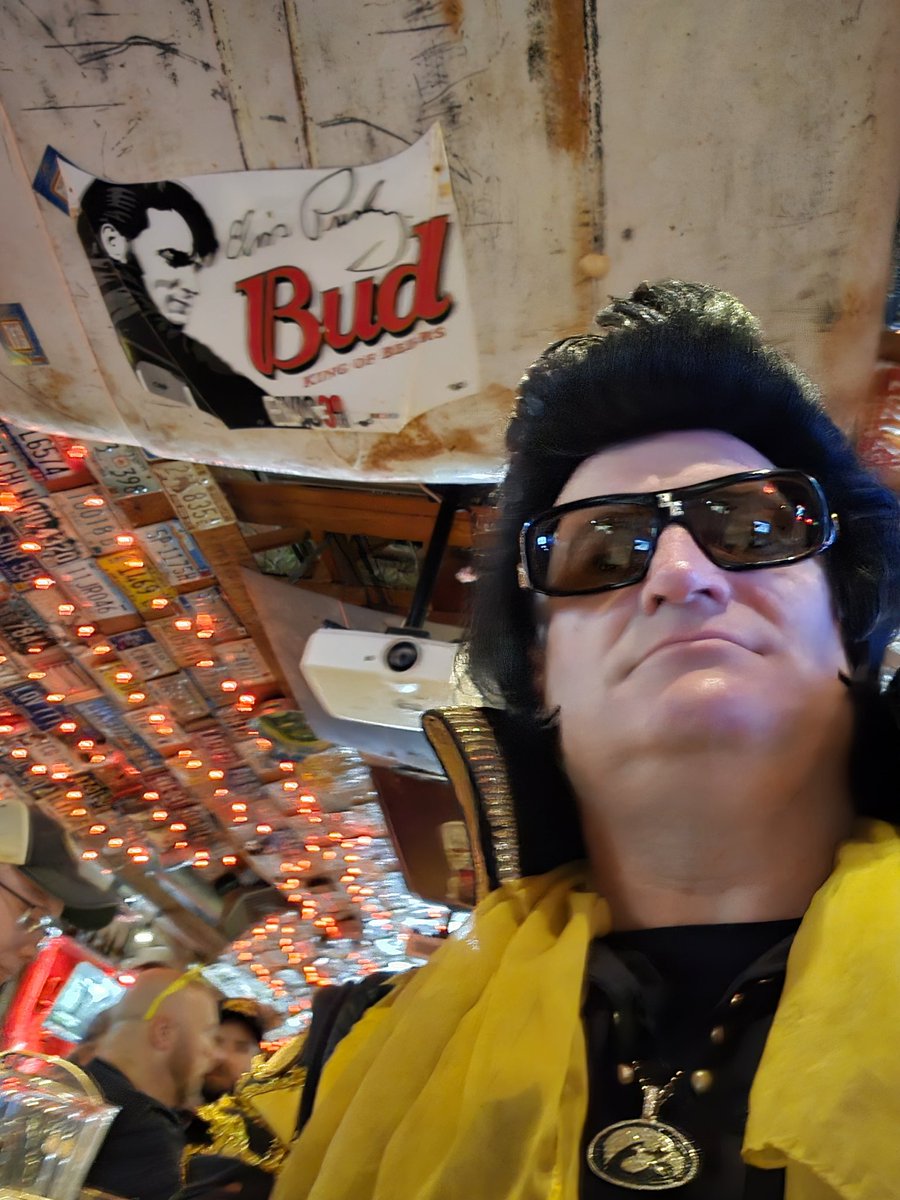 HawkeyeElvis's tweet photo. At Barneys Beanery! GO HAWKS https://t.co/qomiQwsTfO