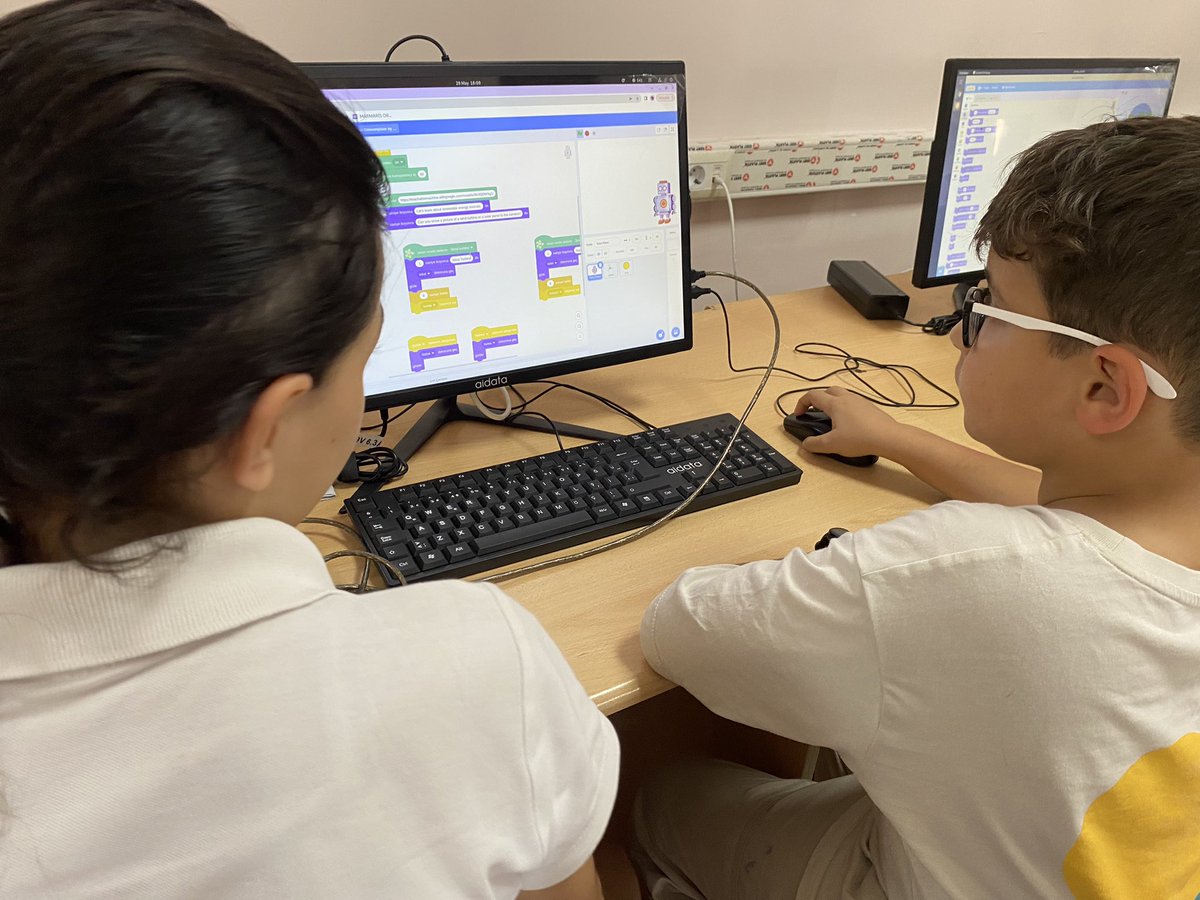 Evrenpasaiokulu's tweet image. STEM Günü kapsamında Muğla İl Milli Eğitim Müdürlüğü tarafından düzenlenen etkinliklere 6. sınıf öğrencilerimiz makine öğrenmesi ile model geliştirip, yapay zeka eklentisiyle kod yazarak katıldılar. #stemday #ai #yapayzeka 
@mugla_mem @mugla_arge @MarmarisMem @SerapSerapaksel