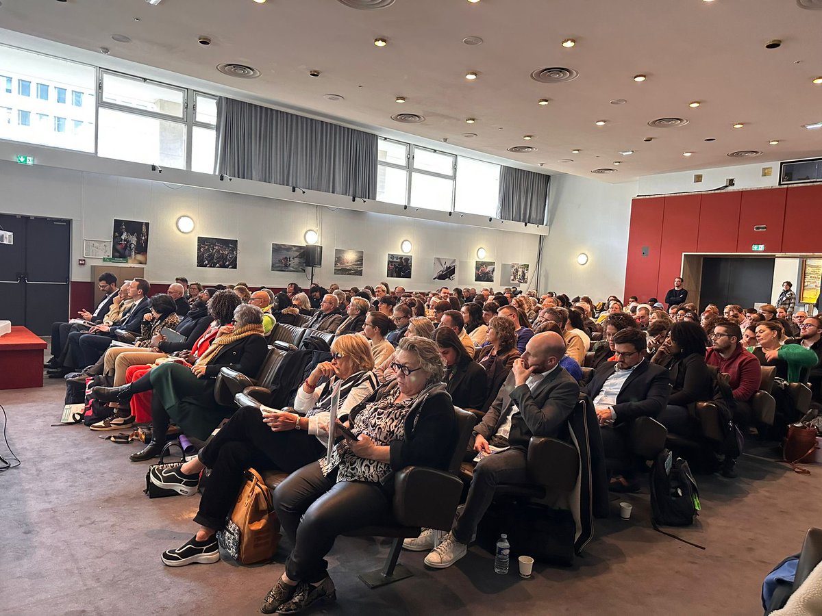 CarineBLOCH's tweet photo. 1 salle comble pour le colloque « Agir contre les #discriminations dans le #sport organisĂ© par lâengagĂ©e @CNallet du #CDOS76. Aux cĂŽtĂ©s dâintervenants inspirants et souvent courageux, @OFouquet @therealbak @AHanquinquant,reprĂ©sentants de @FFF @FFAviron @FondationFIER, Ph Liotard. https://t.co/DY52q1abE9