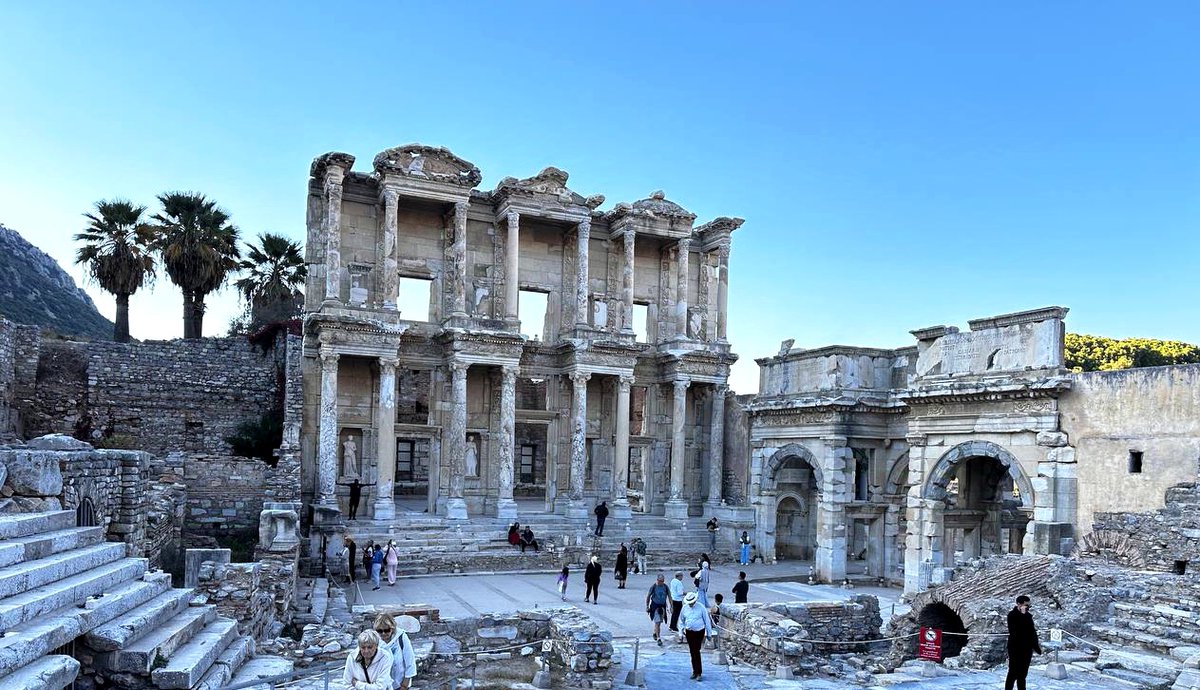 birgul_ekerr's tweet image. A sanctuary of knowledge from 2,000 years ago: The Library of Celsus in Ephesus. Not just a library, but one of the most majestic structures of its time. Walking among these stones feels like hearing the heartbeat of Rome… 📜✨  
#Ephesus #LibraryOfCelsus #JourneyThroughHistory…