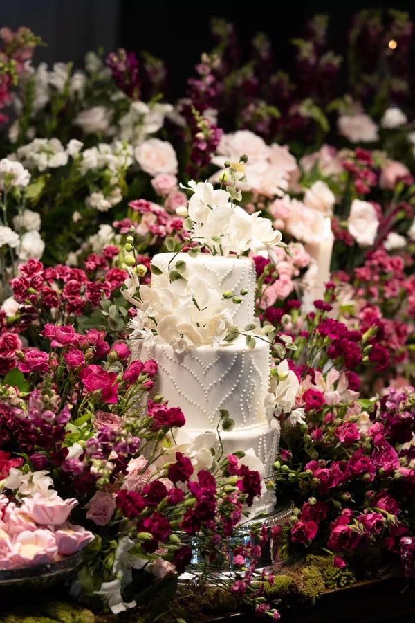 FianceeBodas's tweet photo. Envuelve tu pastel de bodas en un auténtico jardín secreto y deja que se robe el protagonismo en tu recepción de bodas. https://t.co/skEmpTgK8r