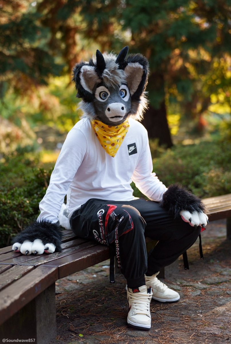 Hey… you! Yes you!!

There’s room here for one more, come sit :3 

#FursuitFriday 

📸 <a href="/Soundwave857/">Soundwave 📸</a>