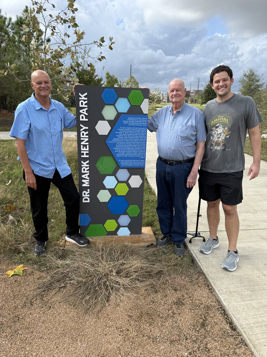 Mark Henry tweet media