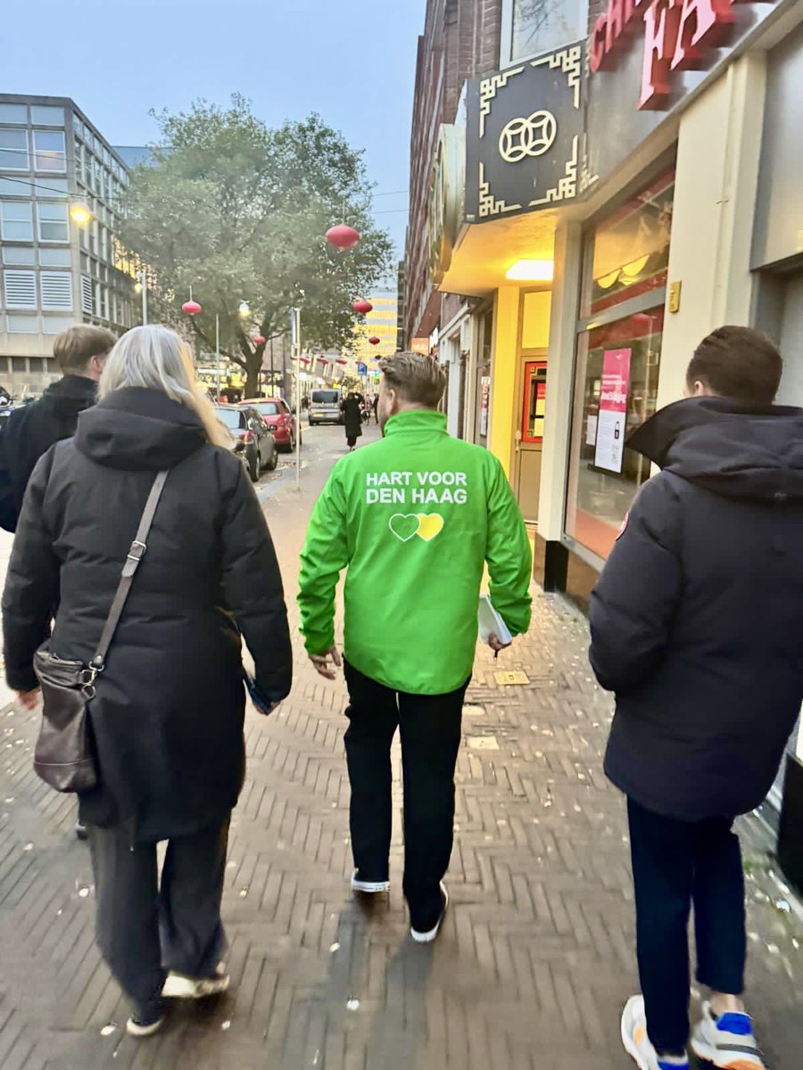 “We waarderen het enorm dat jullie er zijn”

Eind van de middag een mooie wijkschouw gehad met betrokken bewoners van het Oude Centrum. Met een kladblok vol huiswerk het weekend ingegaan. Wordt vervolgd!