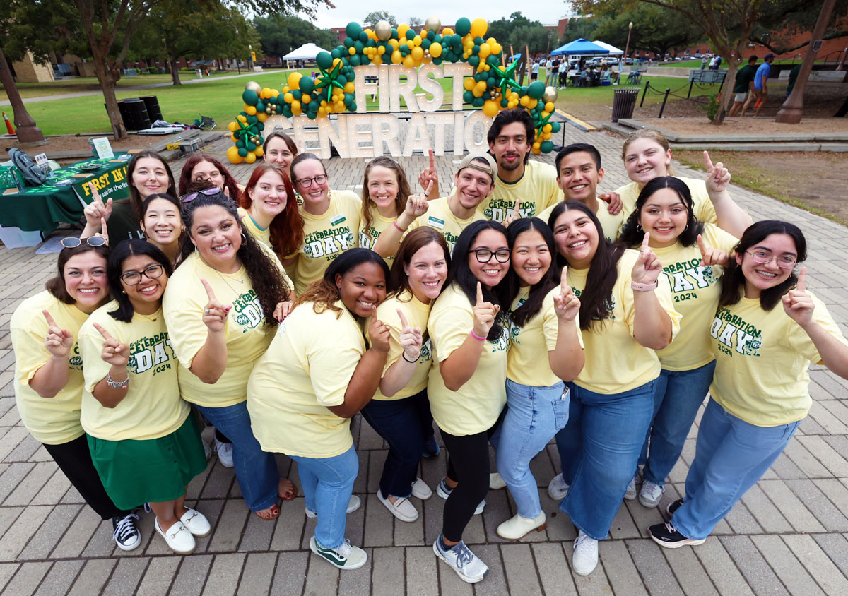 Baylor's tweet image. Today, we join with universities nationwide to #CelebrateFirstGen!

To the nearly 20% of Baylor freshmen who are First-Gen students: We're so proud of your determination and effort to blaze new trails for your families! #SicEm ✨🐻✨