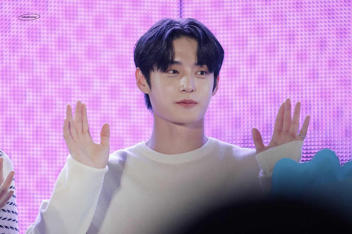 230513 😚🥰 

#김지웅 #KIMJIWOONG #ZB1 #제로베이스원 #ZEROBASEONE