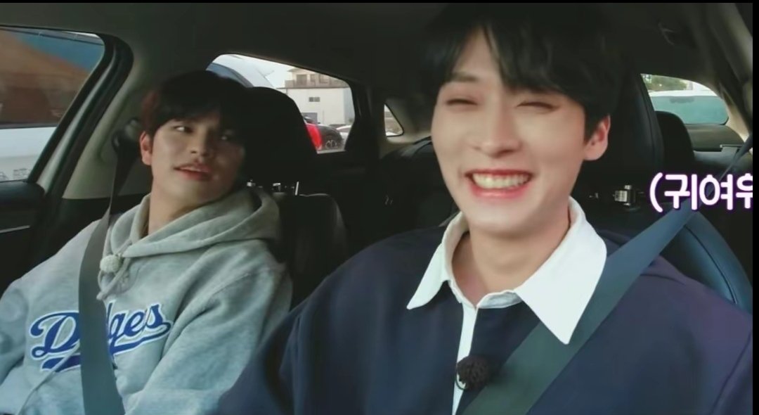 Aslında Seungmin en çok Lee know'u seviyormuş, lee know onun safe place'siymiş, onun en ufak hareketinde çok mutlu oluyormuş ama bunu göstermeyip içine atıyormuş gibi bakmış