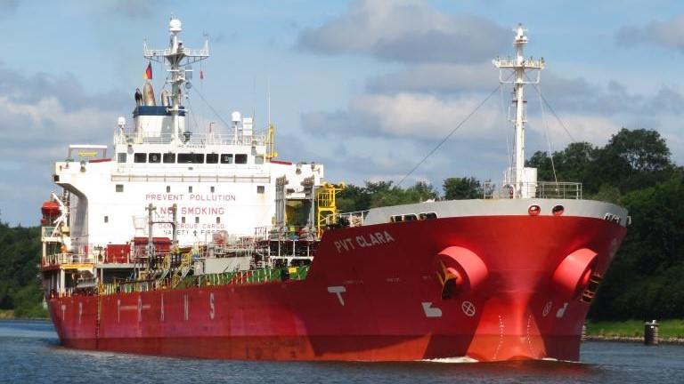 Putin lo vuelve a hacer...Desde #Rusia nos llega ayuda. Así son los hermanos:
60 millones en combustible equivalente a 80 mil toneladas de diésel 
2 millones en kits de reparación para el sistema eléctrico. #FuerzaCuba