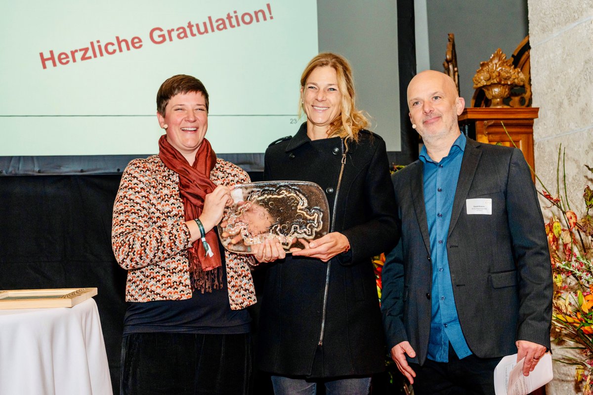 🎉#CercleRégional 2024: Herzliche Gratulation <a href="/Cantone_Ticino/">Repubblica e Cantone Ticino</a> ! Das <a href="/SECO_CH/">SECO</a> &amp; <a href="/CHblw/">BLW - OFAG - UFAG</a>  haben am Forum Alp’24 zum zweiten Mal den «Cercle régional» vergeben. Dieses Jahr gehen die Lorbeeren für eine starke regionale Wertschöpfungskette ans Tessin. 
👉blw.admin.ch/blw/de/home/se…