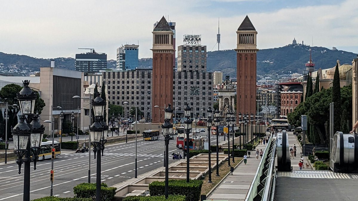 3CatInfo's tweet photo. Denunciat un fals guia turístic que feia un tour drogat en una furgoneta a Barcelona https://t.co/AAGNnSjCzw https://t.co/brVJU9mlsa