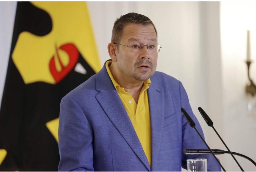 W majestatycznym pałacu Belleuve, siedzibie Prezydenta Niemiec, odbyły się wczoraj obchody 35-lecia upadku Muru Berlińskiego. 

Ktoś popełnił straszliwy błąd w doborze gości. Pisarz Marko Martin, zamiast zwyczajowych frazesów, większość przemówienia poświęcił nie upadkowi muru,