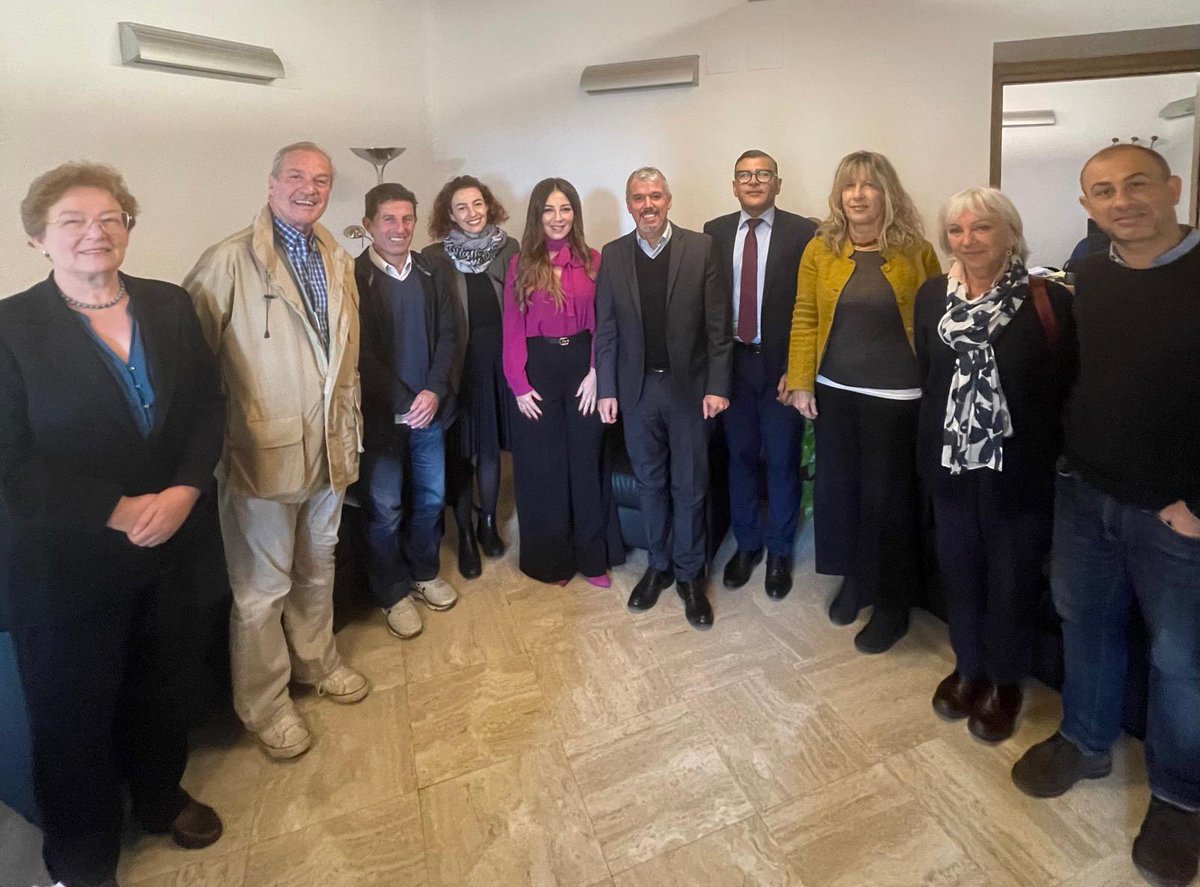EmbaVEItalia (@embavenitalia) on Twitter photo Jefa de Misión #Italia <a href="/MariaElenaUzzo/">maria elena uzzo</a> y Alcaldía Roma Capital impulsan revalorización del Monumento y la Plaza dedicada a Simón Bolívar “un compromiso conjunto rumbo a la celebración del 220° Aniv. en #2025 del Juramento del Libertador en Monte Sacro” shorturl.at/VHae3 Jefa de Misión #Italia <a href="/MariaElenaUzzo/">maria elena uzzo</a> y Alcaldía Roma Capital impulsan revalorización del Monumento y la Plaza dedicada a Simón Bolívar “un compromiso conjunto rumbo a la celebración del 220° Aniv. en #2025 del Juramento del Libertador en Monte Sacro” shorturl.at/VHae3