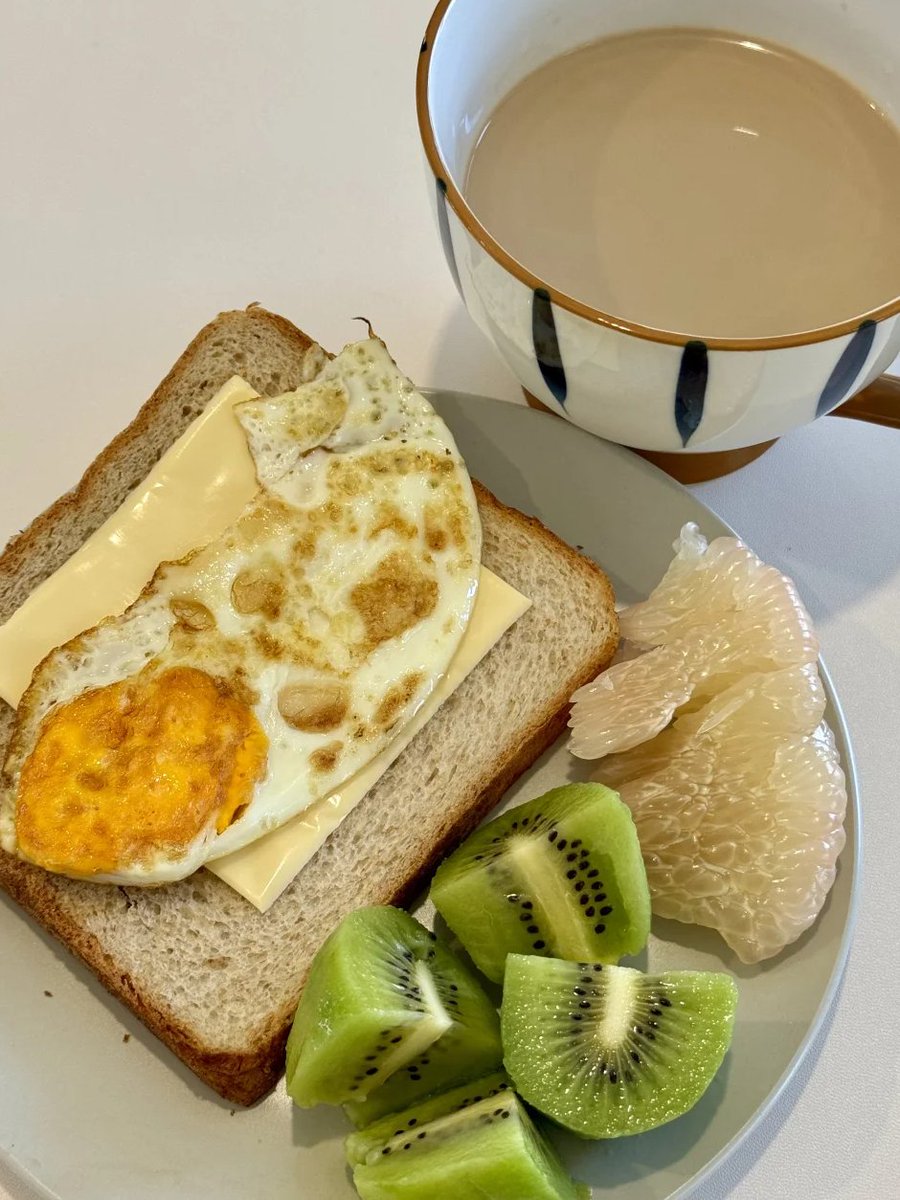 eightieth_'s tweet image. 全粒粉トースト🍞+目玉焼き🍳+チーズ&amp;lt;s:1&amp;gt;スライス+キウイフルーツ🥝+グレープフルーツ
コーヒーです☕️