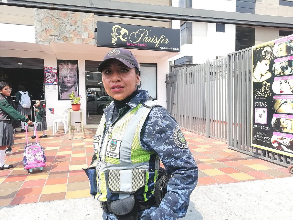 cuscoivan's tweet image. Esta mujer agente de tránsito de la ciudad de Ambato de apellido Gavilanez G. Anda insultando a los conductores por no acatar sus disposiciones, deberían enseñarles buenos modales y como tratar a los ciudadanos @ANT_ECUADOR @ECU911Ambato @gadambato @NoticiasAcom @TransitoAmbato