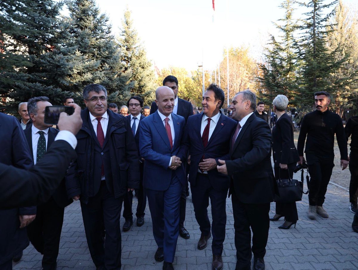 ProfSengonul's tweet photo. Erciyes Üniversitesi ev sahipliğinde Yükseköğretim Kurulu (YÖK) Başkanımız Sayın Prof. Dr. Erol Özvar başkanlığında düzenlenen, Anadolu Üniversiteler Birliği Üst Kurul Toplantısı’na katıldık.
1️⃣ https://t.co/DKrBMBL03k