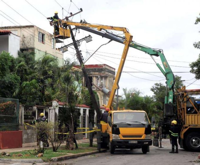yanelysf79's tweet photo. Periódico Granma @Granma_Digital  4h
 Actualización sobre el Sistema Eléctrico Nacional.
Se logra enlazar el Sistema Electroenergético Nacional desde La Habana hasta Guantánamo.  
Excepto Artemisa y Pinar del Río, el resto de las provincias están interconectadas al SEN. https://t.co/XmGcQBlXxG