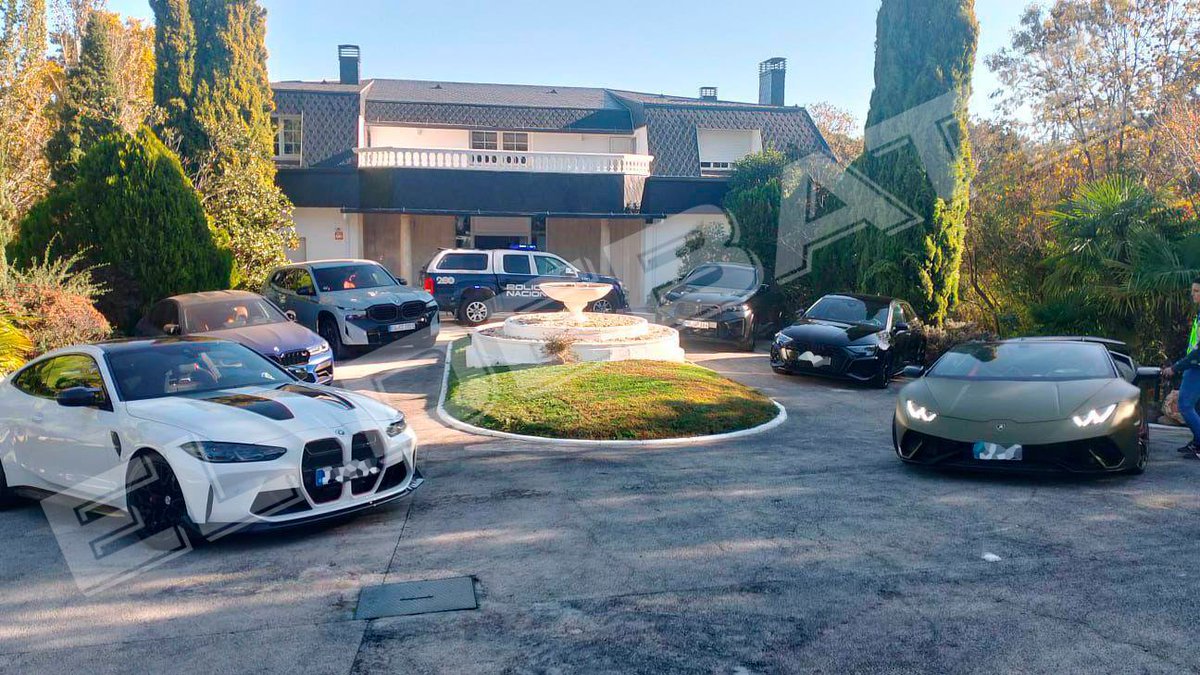 Parece que a nadie le pareció sospechoso que el jefe de la Sección de Delitos Económicos de la Jefatura Superior de Policía de Madrid, Óscar Sánchez Gil, tuviera un chaletazo más grande que el de Pablo Iglesias y un garaje formado por deportivos.

Somos México