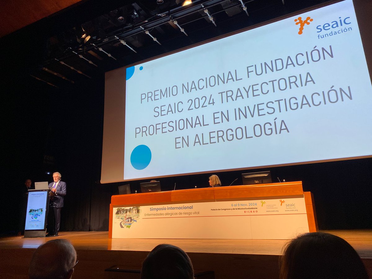 SEAIC_Alergia's tweet photo. @IJDvila @DarioAntolin E Dr. Joaquín Sastre presenta el 'Premio Nacional Fundación SEAIC 2024' a la Mejor Trayectoria profesional en investigación en #Alergología.

🏆Dr.@QuirceSantiago, jefe de Servicio de Alergia del Hospital Universitario La Paz (@ComunidadMadrid). 

#SEAIC2024 @CIBERES @EACCI https://t.co/zXRZqTlH46
