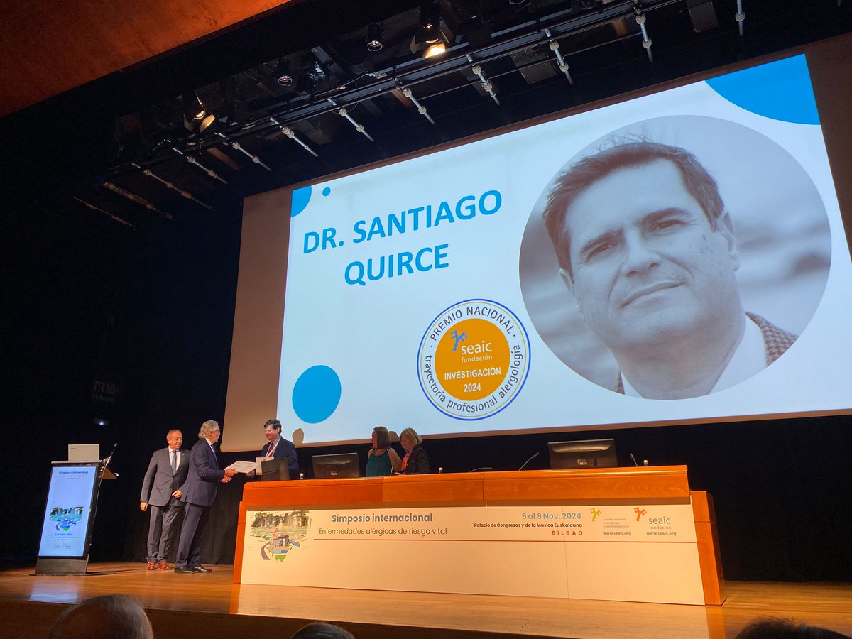 SEAIC_Alergia's tweet photo. @IJDvila @DarioAntolin E Dr. Joaquín Sastre presenta el 'Premio Nacional Fundación SEAIC 2024' a la Mejor Trayectoria profesional en investigación en #Alergología.

🏆Dr.@QuirceSantiago, jefe de Servicio de Alergia del Hospital Universitario La Paz (@ComunidadMadrid). 

#SEAIC2024 @CIBERES @EACCI https://t.co/zXRZqTlH46