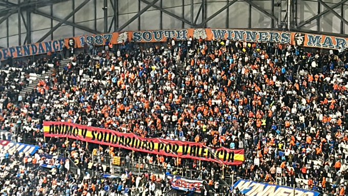 Los hinchas del OM se han solidarizado, en el partido contra el Auxerre, con Valencia, exhibiendo un tifo con los colores de la Comunidad Valenciana y un mensaje de "Ánimo y solidaridad por Valencia". Enormes.