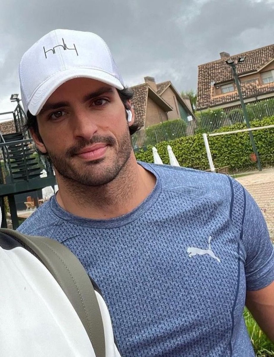 sainzfiles's tweet photo. oh god he’s GORGEOUS https://t.co/I8LwJUYHLT