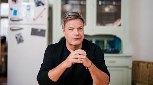 Wenn das unfähigste &amp; ahnungsloseste Kabinettsmitglied auf dem Scherbenhaufen seiner Politik mit vollem Ernst den Kanzlerposten für sich beansprucht, dann weißt du: Wir leben in der offenen Psychiatrie.
#Habeck #Kanzler