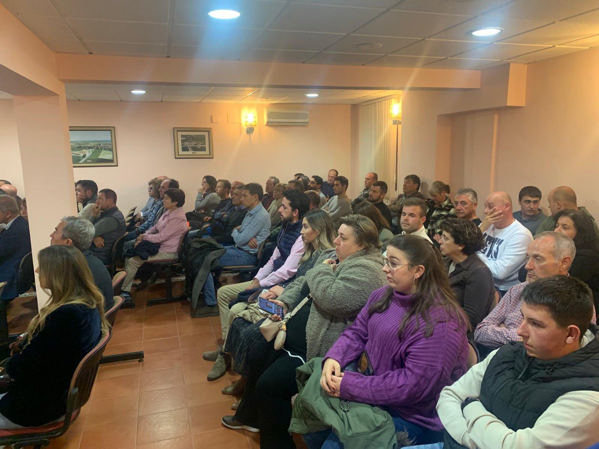 cuadernocampo's tweet photo. Entrega de los 51 Premios Mildiu en la Bodegas Tarón de Tirgo. 
Enhorabuena a todos los premiados y en especial a Santiago Sodupe por haber detectado la primera mancha en las viñas de San Asensio. https://t.co/rJd5VLFpKh