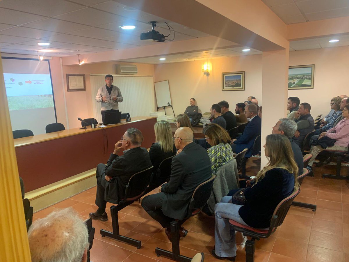 cuadernocampo's tweet photo. Entrega de los 51 Premios Mildiu en la Bodegas Tarón de Tirgo. 
Enhorabuena a todos los premiados y en especial a Santiago Sodupe por haber detectado la primera mancha en las viñas de San Asensio. https://t.co/rJd5VLFpKh