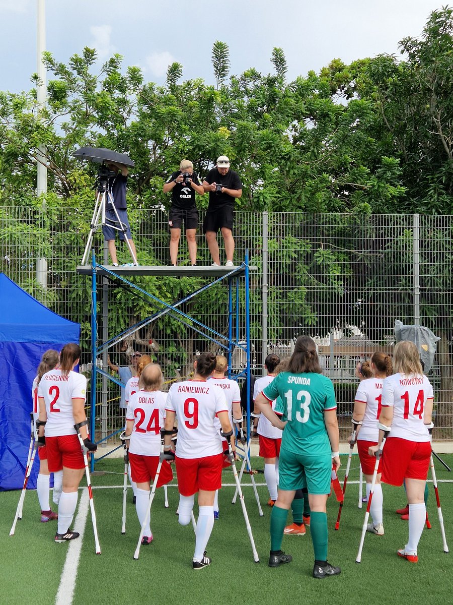 Polsport's tweet photo. Jak @PaulaDuda13 📷 przygotuje kadr to nie ma na całych mistrzostwach świata w Kolumbii! Ekipa @AmpFutbolPolska pozuje do historycznej fotki. Teraz trzeba pokonać Ekwador #POLECU https://t.co/RIPNETdukf