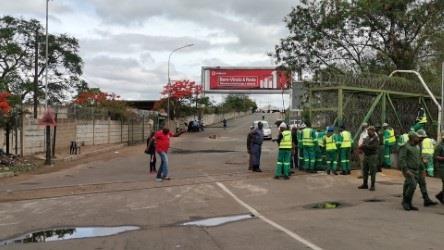 dailysunsa's tweet photo. WATCH: Lebombo border reopens once again!
#Lebomboborder #BMAcommissioner
https://t.co/Ych40Ug6L1 https://t.co/GJkBkuS9qU