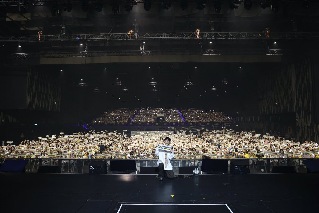 channayeol's tweet photo. It was a smooth and successful event. No drama with eo, fast que to get the wristband, no crew shouting or being rude. The bodyguard semua friendly gila weh. Checking bag also sangat lah mudah weh. #CHENisMYhome
#BEYOND_the_DOOR #CHENinKL #CHENinMY https://t.co/BRz43IoRiJ
