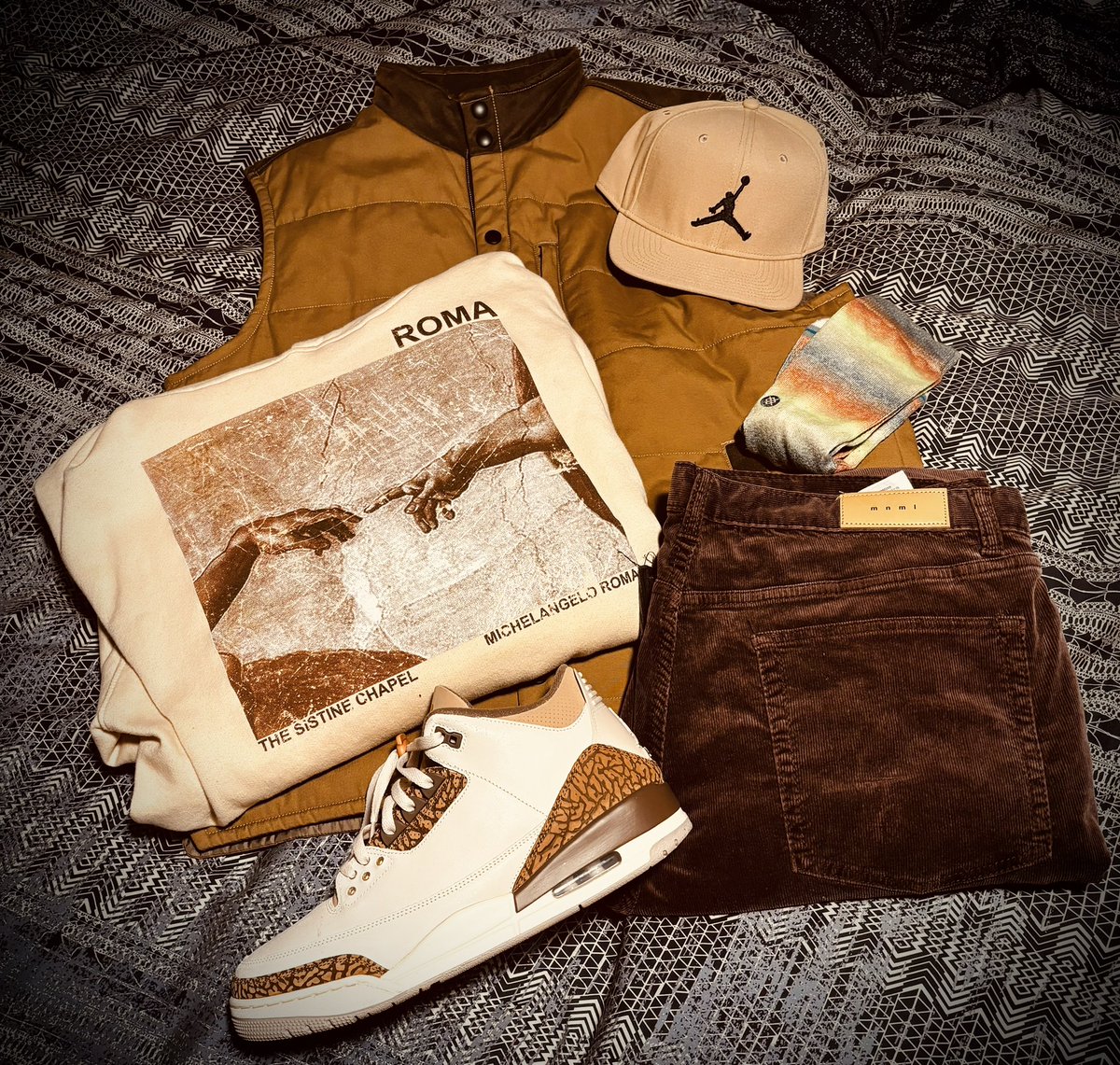 chopboi612's tweet image. Happy #FireFriday y’all! #kotd is the Jordan 3 Palomino. Brown hues, supple leather and classic elephant print makes ‘em a must for the Fall rotation #MNMl corduroys, #Market hoodie #eddiebauer vest @Jumpman23 SnapBack and @stance socks. Cheers🍻@jayguidos