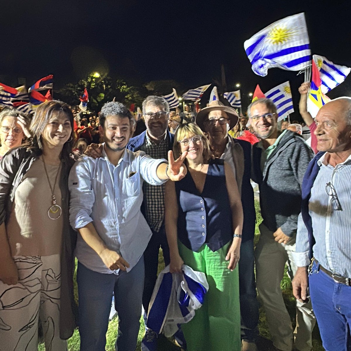 LustembergC's tweet photo. Hoy recorrimos la ciudad de Salto, donde nos encontramos con referentes de la fuerza política: @AlfredoFratti  @blancarodgon y el presidente del @Frente_Amplio Fernando Pereira , para sostener un encuentro con los vecinos y vecinas.

También dialogamos con representantes de medios de comunicación locales y participamos en una serie de encuentros con distintos sectores de la sociedad fortaleciendo el vínculo entre la ciudadanía y el @frente_amplio

"Nuestro proyecto es por un Uruguay inclusivo, con oportunidades para todos,donde el desarrollo llegue a cada departamento, a cada ciudad y a cada hogar. No vamos a descansar hasta que cada uruguayo y uruguaya sienta que tiene un lugar en el futuro de este país."

¡Vamos con fuerza por la segunda vuelta! 🔴 🔵 ⚪️ @OrsiYamandu @CosseCarolina