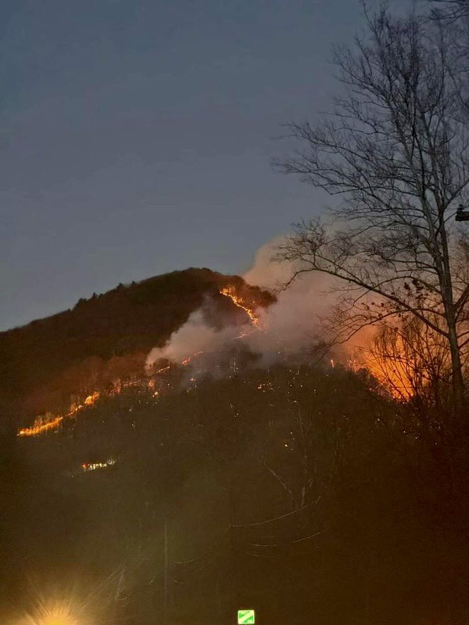 HotshotWake's tweet photo. New Start, Pennsylvania: The Short Mountain Fire started today in Blair county, and is burning in very steep and rocky ground. 
#pafire #pawx #wildfire 
Local departments and resources from the Pennsylvania Department of Conservation and Natural Resources are on scene. 

Aircraft are on order for the morning. Red flag conditions continue across multiple east coast states. Thanks to the subscriber who shared this view of the Short Mountain Fire this evening. 🙏