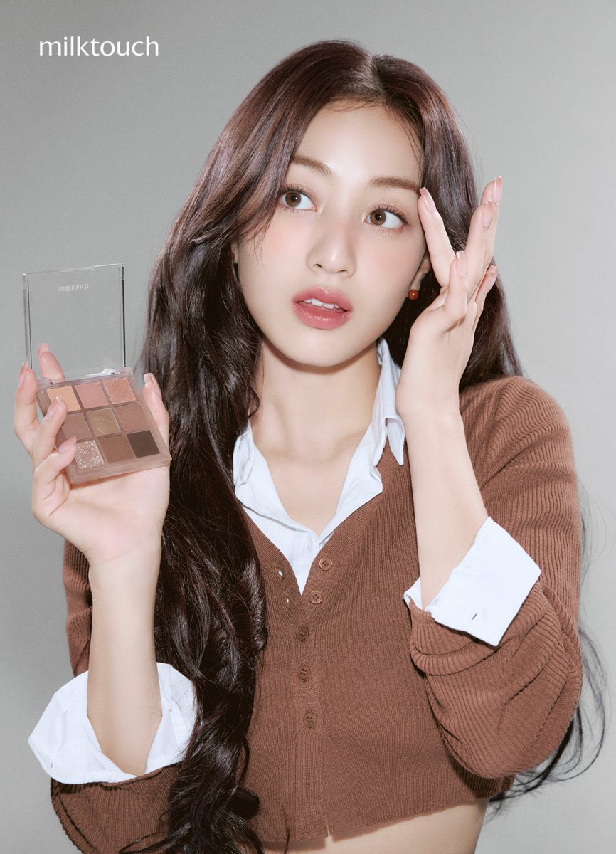 jeongmihyocchan's tweet photo. 秋のジヒョさん、本格的に恋すぎてオタク瀕死 https://t.co/BX35oSBiSS