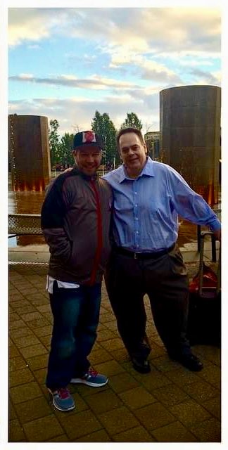 justbeinbenkost's tweet photo. This was me and the now late #BrianWheeler 10 years ago tomorrow. I remember him calling @trailblazers games and his incredible calls. He had a way of making the games come to life.
His call on Dames .9 will always be one of my faves!
#RIPWheels #RipCity https://t.co/W5axxqUcAW