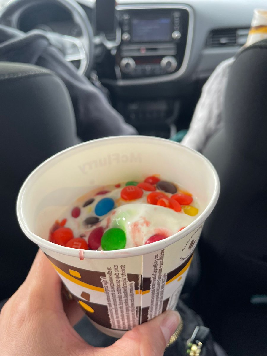 Javiero791's tweet photo. @McDonalds_Cl Hoy compre 3 #McFlurry en el automac de talcahuano y venían con suerte a la mitad del vaso, reclame y me dijeron  que los pesaban y estaban bien, NO se desde cuando venden helado por gramaje, no lo recomiendo para nada. https://t.co/NOhA1bPJeN