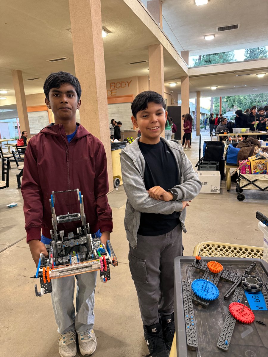 Let’s give it up for our Husky 100-Pointers! This team’s hard work, dedication, and top-notch coding skills are unstoppable! They’re ready to ace the competition and showcase their expertise in building and driving robots. Let's cheer them on as they push boundaries!!🐾