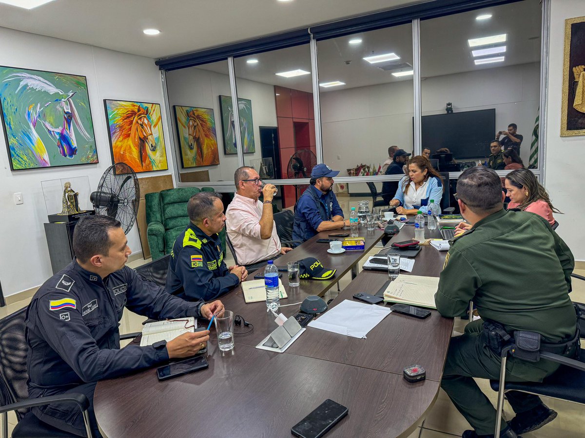 GobMeta's tweet photo. Gobernadora @RafaelaCortesZ se reúne a esta hora con funcionarios y autoridades del orden nacional @ANI_Colombia @PoliciaColombia, regional y local y mantiene contacto con @DefensoriaCol @PGN_COL buscando soluciones a la difícil situación que se presenta en el departamento por cuenta de grupos que buscan sabotear las vías del Meta en vísperas del puente festivo. 

La gobernadora ha sido clara y contundente en su llamado al presidente @petrogustavo y el gobierno nacional @infopresidencia @MinInterior @CristoBustos @mindefensa @Ivan_Velasquez_ solicitando ayuda para mantener la autoridad, la paz y garantizar la seguridad, integridad y vida de los ciudadanos.