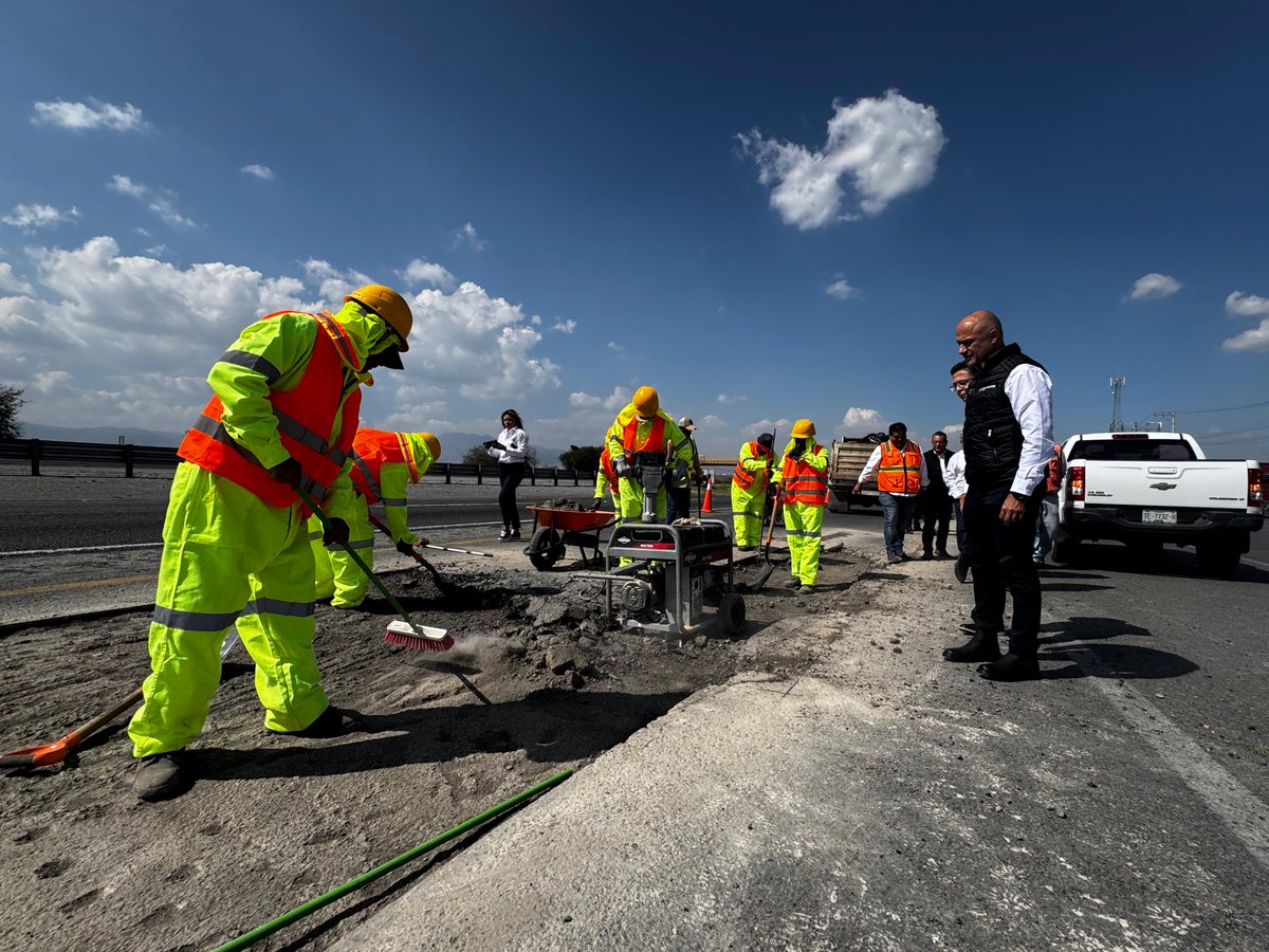 SICTmx's tweet photo. ¡Gracias a las camineras y camineros por su esfuerzo! Su trabajo es fundamental para que el #Bachetón 👷‍♀️👷‍♂️🚧🛤️ llegue a toda la República Mexicana, transformando los caminos en favor de la seguridad vial y la movilidad de las familias mexicanas. https://t.co/Ti9DswWWF0