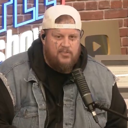 PopBase's tweet image. Jelly Roll implies on Pat McAfee that Charli xcx’s ‘BRAT’ had 40,000 copies added to it last-minute on the week they battled for #1: 

“I won’t say the artist’s name because I know a lot of artists are disconnected from what’s happening in the business […] HITS Daily Double…