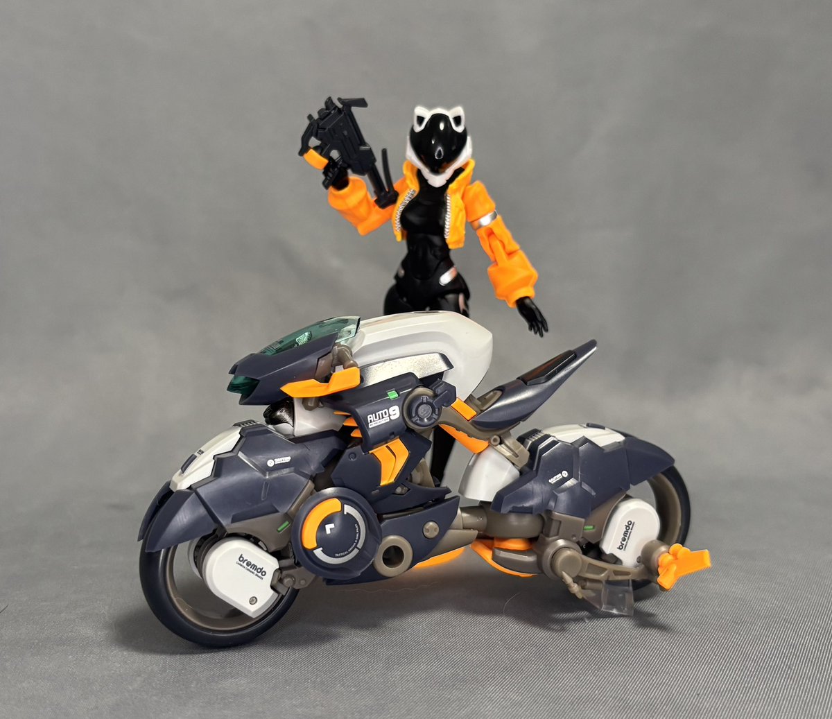 shitopiccyan's tweet image. 九號電姫 続き 
バラバラにして胴体と太腿パーツからバイクを構成(他は全部余る)
めっちゃカッコいいけど、正直クソ面倒臭いw 
どっちかにしたら暫く弄らないなコレは。
見事なライディングポジションだが、実はタンク部分と一体のボディパーツに換装している
凄いアイデアや!
#核誠治造
#ROBOTBUILD
