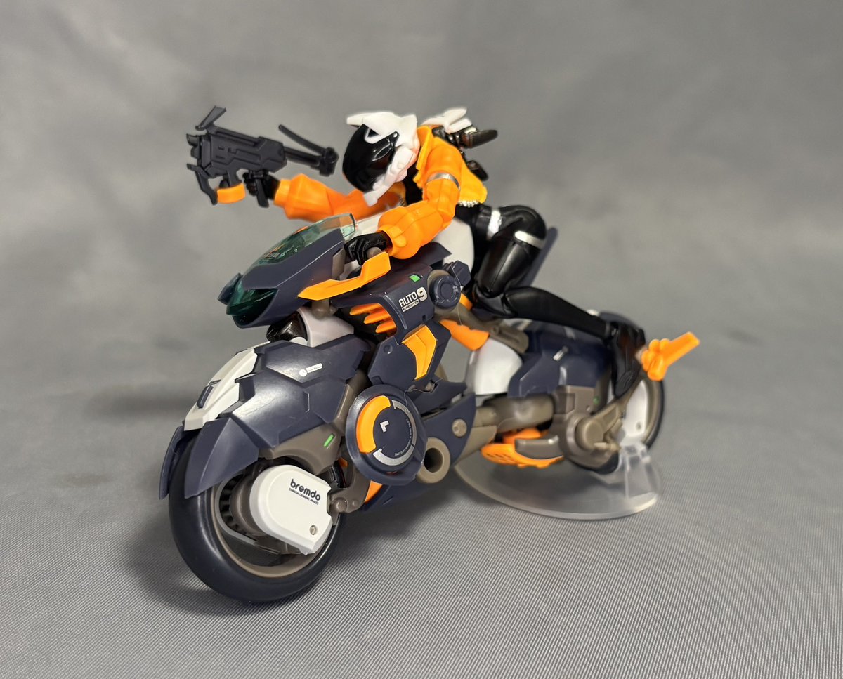 shitopiccyan's tweet image. 九號電姫 続き 
バラバラにして胴体と太腿パーツからバイクを構成(他は全部余る)
めっちゃカッコいいけど、正直クソ面倒臭いw 
どっちかにしたら暫く弄らないなコレは。
見事なライディングポジションだが、実はタンク部分と一体のボディパーツに換装している
凄いアイデアや!
#核誠治造
#ROBOTBUILD